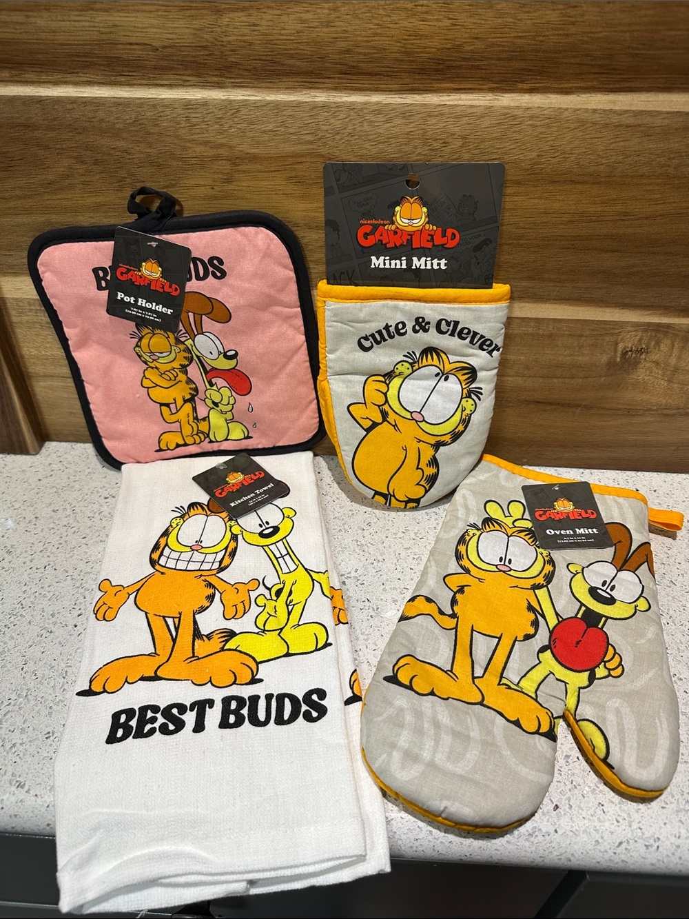 Garfield oven mitts, potholder and towel